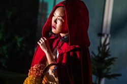 GRIMM TALES by Philip Pullman, based on Tales of the Brothers Grimm, adapted / devised by Kirsty Housley and the company. Designed by E.M. Parry. Dir. Kirsty Housley. Unicorn Theatre, 2019.