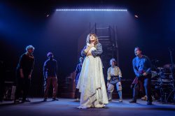 Josie Lawrence in AN IMPROBABLE MUSICAL, Improbable Co. / Royal & Derngate co-production, the Royal Theatre, Northampton, and touring, 2022. Set and costume design: E.M. Parry. Directed by Lee Simpson and Ang Clerkin. Photo © Marc Brenner